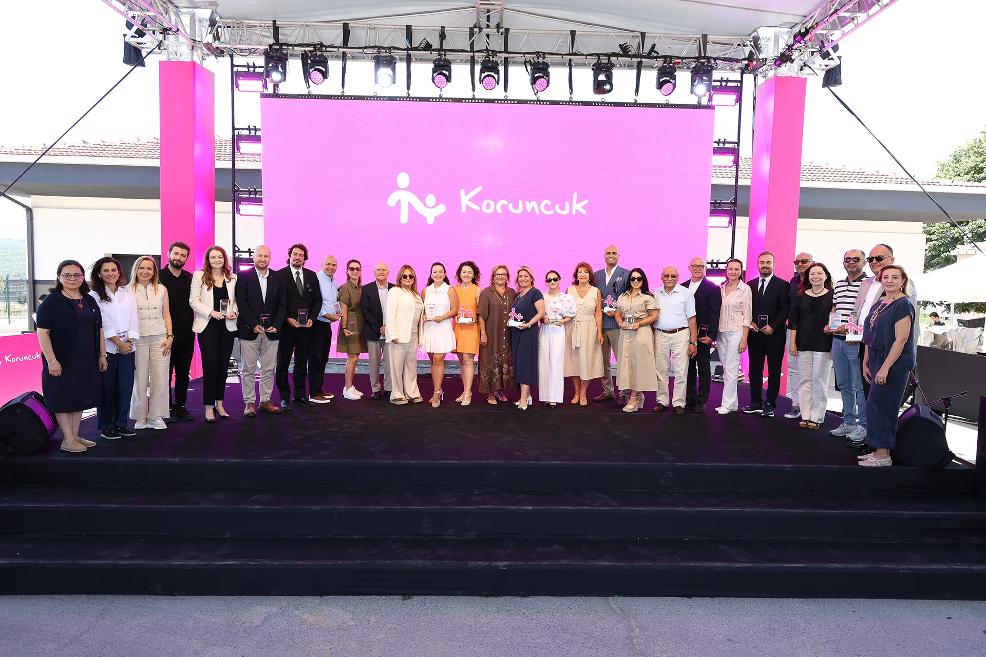 Koruncuk Vakfı 23 Haziran’da gerçekleştirdiği 2. Yıl Sonu Şenliği’nde Koruncuk Kızlarının mezuniyetini ve yeni yurt binasının açılış heyecanını destekçileriyle birlikte kutladı
